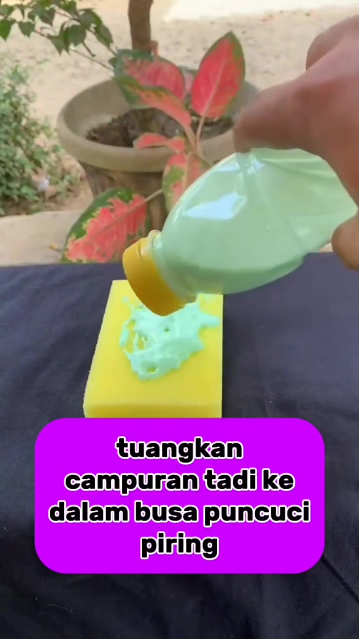 Tak perlu beli semir mahal-mahal, 2 bahan dapur ini ampuh bikin bodi motor hitam mengilap seperti baru