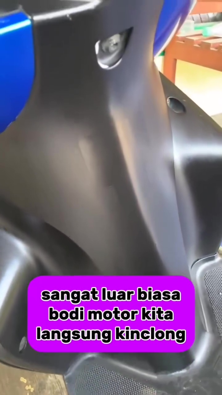 Tak perlu beli semir mahal-mahal, 2 bahan dapur ini ampuh bikin bodi motor hitam mengilap seperti baru