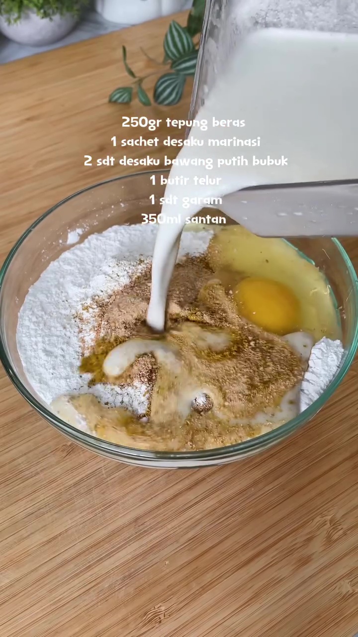 Ingin bikin peyek kacang tapi malas ulek bumbu? Coba gunakan trik ini, cuma butuh 3 langkah praktis