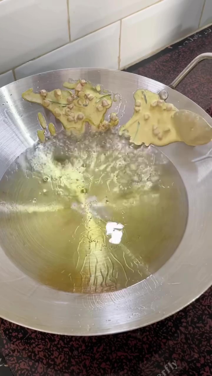 Ingin bikin peyek kacang tapi malas ulek bumbu? Coba gunakan trik ini, cuma butuh 3 langkah praktis