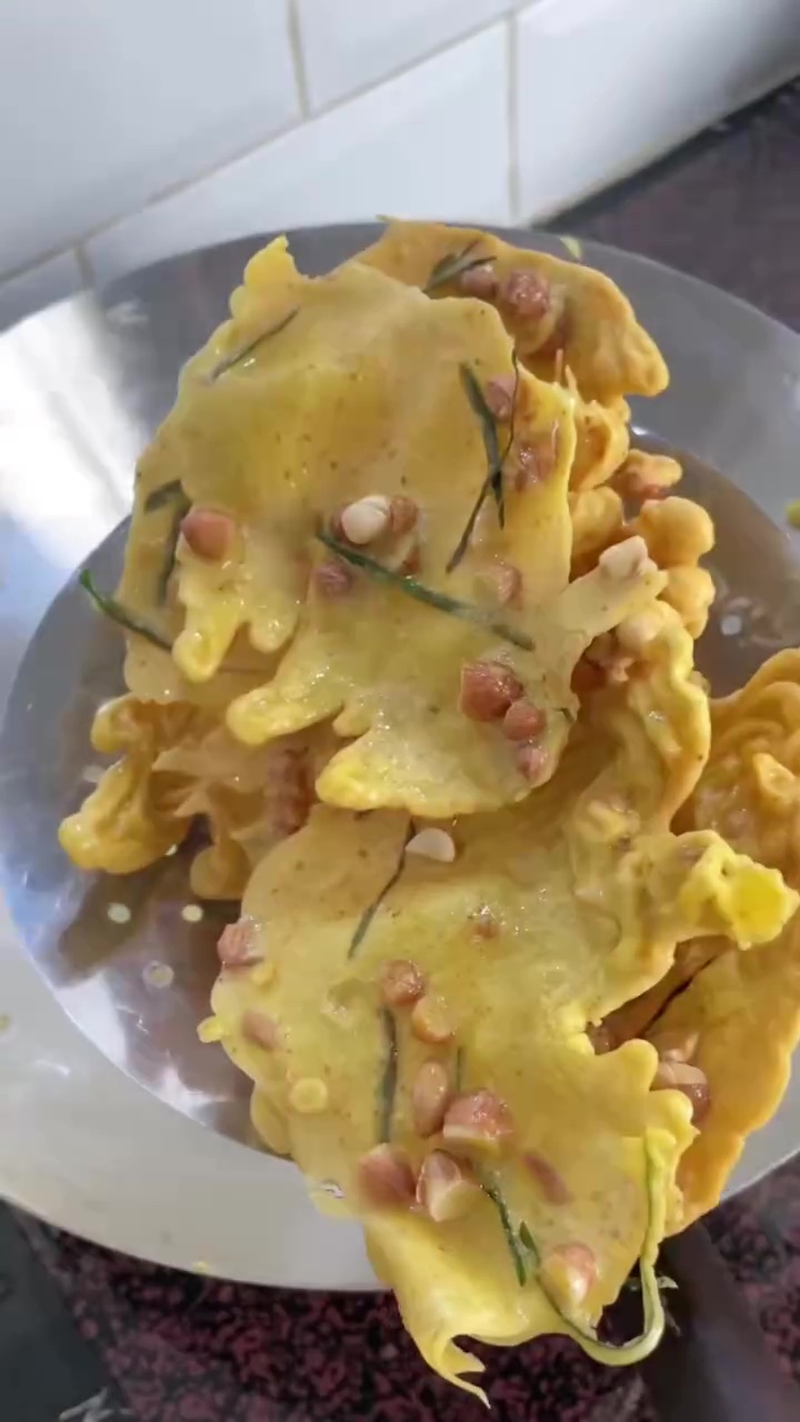 Ingin bikin peyek kacang tapi malas ulek bumbu? Coba gunakan trik ini, cuma butuh 3 langkah praktis