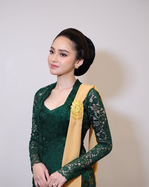 Aura gadis Jawanya terlalu kuat, ini 9 potret Syifa Hadju jadi bridesmaids Luna Shabrina, manglingi