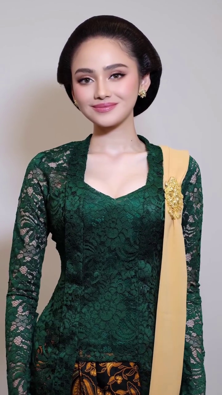 Aura gadis Jawanya terlalu kuat, ini 9 potret Syifa Hadju jadi bridesmaids Luna Shabrina, manglingi