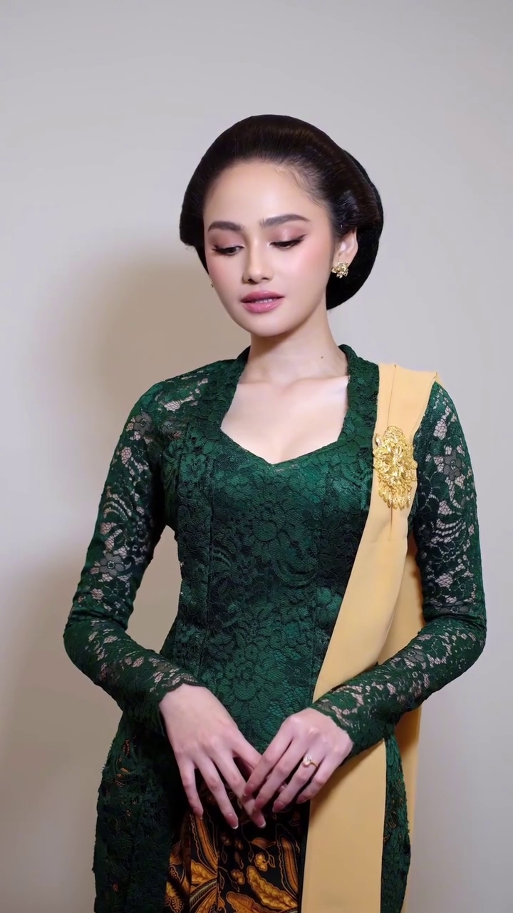 Aura gadis Jawanya terlalu kuat, ini 9 potret Syifa Hadju jadi bridesmaids Luna Shabrina, manglingi