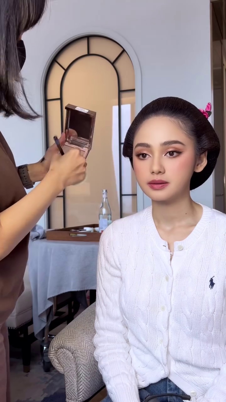 Aura gadis Jawanya terlalu kuat, ini 9 potret Syifa Hadju jadi bridesmaids Luna Shabrina, manglingi