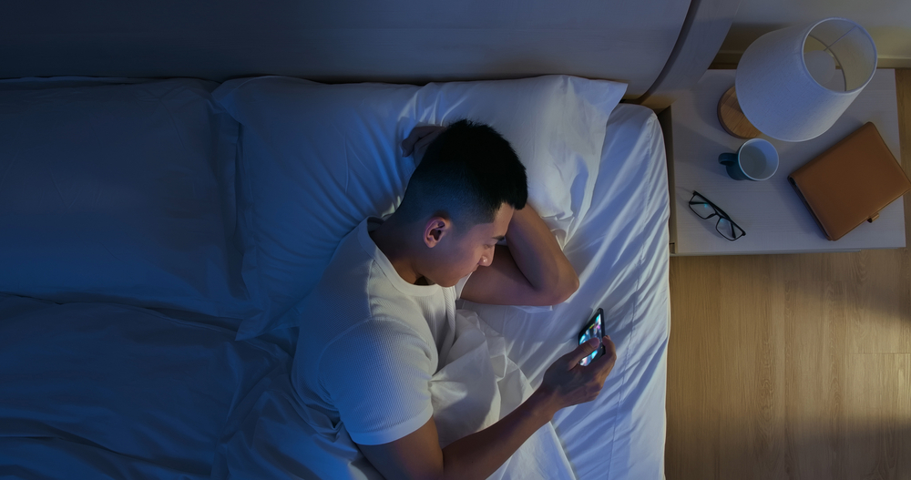 Penelitian ini ungkap scrolling HP sebelum tidur tidak pengaruhi kualitas tidur, kok bisa?