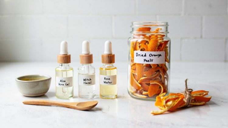 Bukan pakai skincare mahal, toner dari kulit buah ini bisa bikin kulit lembap dan cerah alami