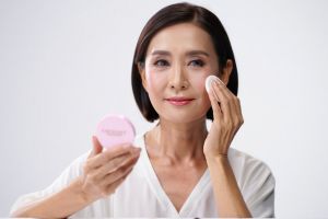 7 Rekomendasi cushion terbaik untuk kulit matang di usia 50-an, hasil natural, cerah, dan glowing