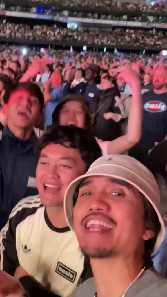 Jarang unggah momen bareng, 9 potret liburan Duta Sheila On 7 di Australia bareng keluarga disorot