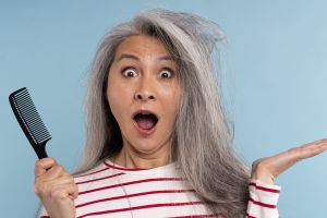 Uban hilang tanpa pewarna, ini trik balikin warna rambut hitam pakai 1 bahan dapur