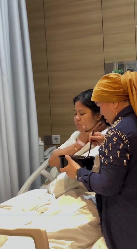 9 Potret mama Fuji temani menantunya dirawat di rumah sakit, sikapnya dipuji layak jadi mertua idaman