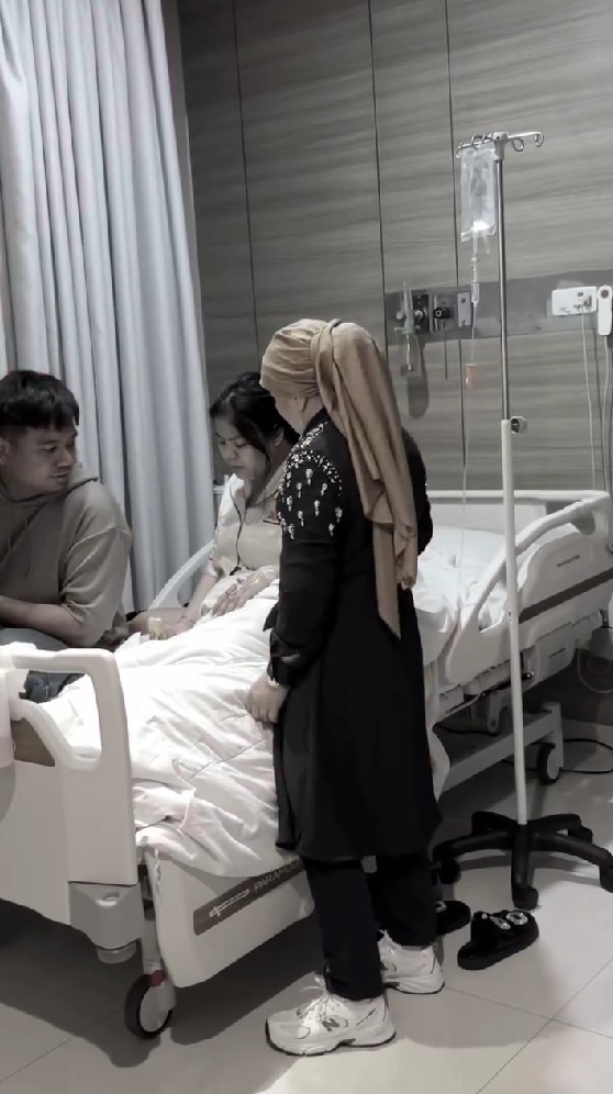 9 Potret mama Fuji temani menantunya dirawat di rumah sakit, sikapnya dipuji layak jadi mertua idaman