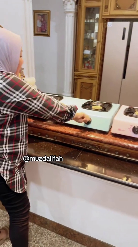 Rumahnya akan dijual Rp100 M, intip 9 potret dapur bersih Muzdalifah didesain klasik dan minim perabot