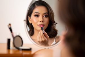 10 Rekomendasi lipstik Viva terbaik untuk usia 40-an, warna natural, tahan lama, dan bikin awet muda
