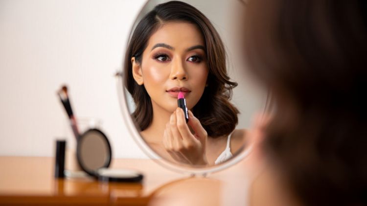 10 Rekomendasi lipstik Viva terbaik untuk usia 40-an, warna natural, tahan lama, dan bikin awet muda