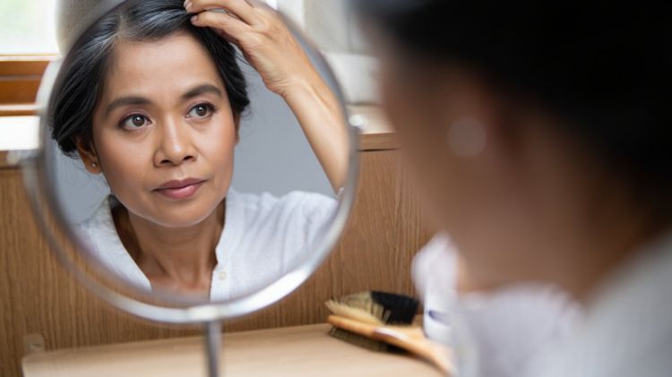 Nggak perlu cat rambut, ini 5 rekomendasi produk perawatan yang bisa kurangi uban secara alami