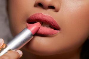 5 Rekomendasi lipstik Mirabella favorit wanita 40-an, ringan, natural, dan bikin makin pede