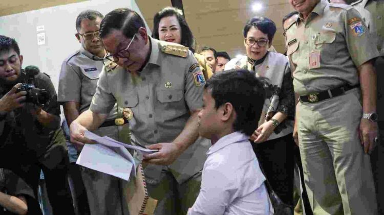 Kisah haru Zidan, pemuda difabel yang serahkan CV langsung ke gubernur, kini bekerja di Transjakarta