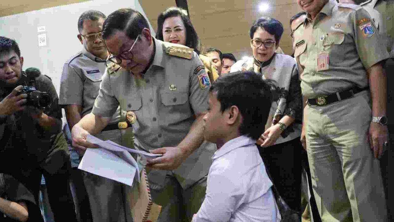 Kisah haru Zidan, pemuda difabel yang serahkan CV langsung ke gubernur, kini bekerja di Transjakarta
