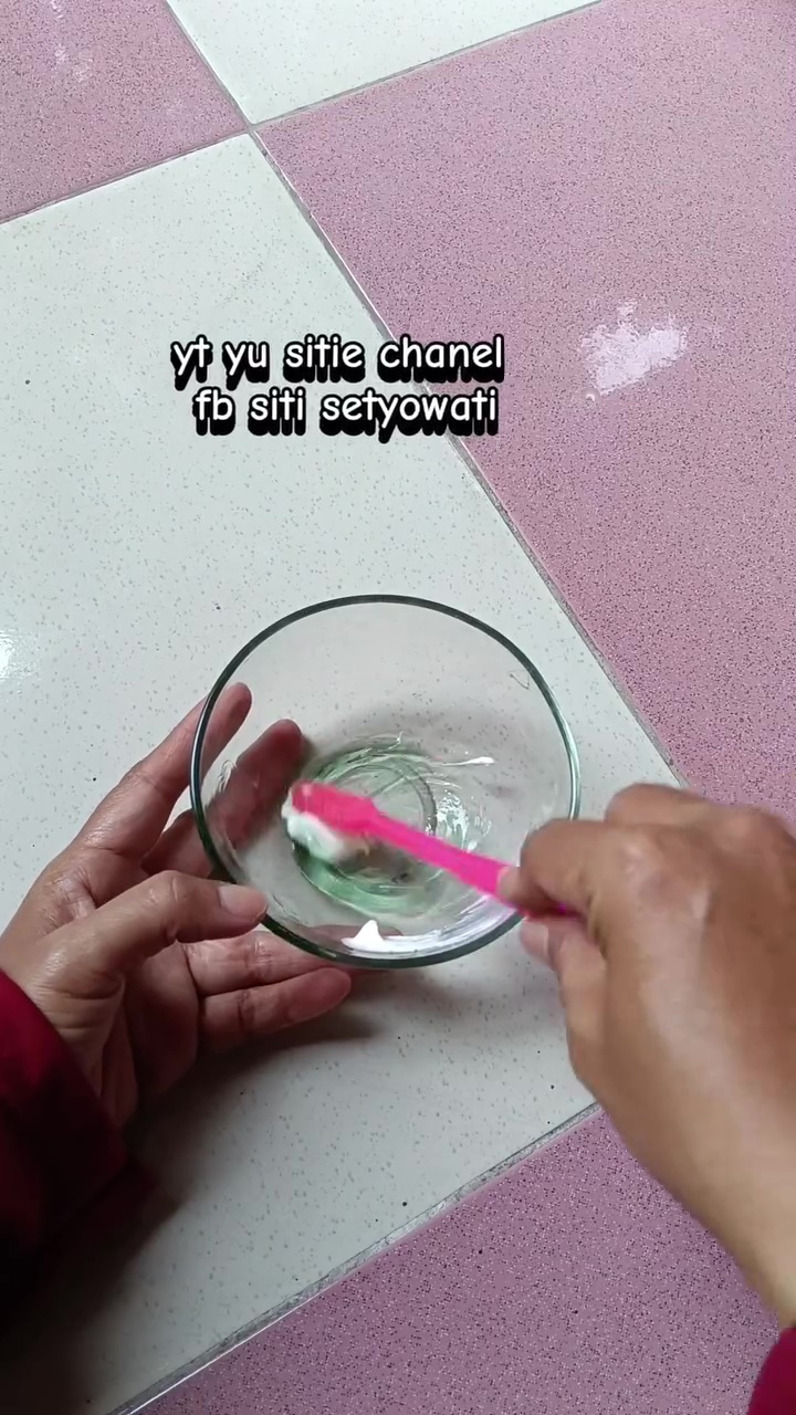 Jangan cuma pakai pasta gigi buat bersihkan noda kunyit di perabot plastik, tambah 1 bahan dapur ini