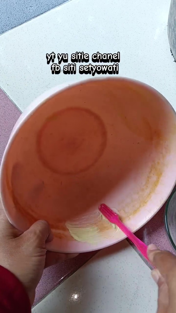 Jangan cuma pakai pasta gigi buat bersihkan noda kunyit di perabot plastik, tambah 1 bahan dapur ini