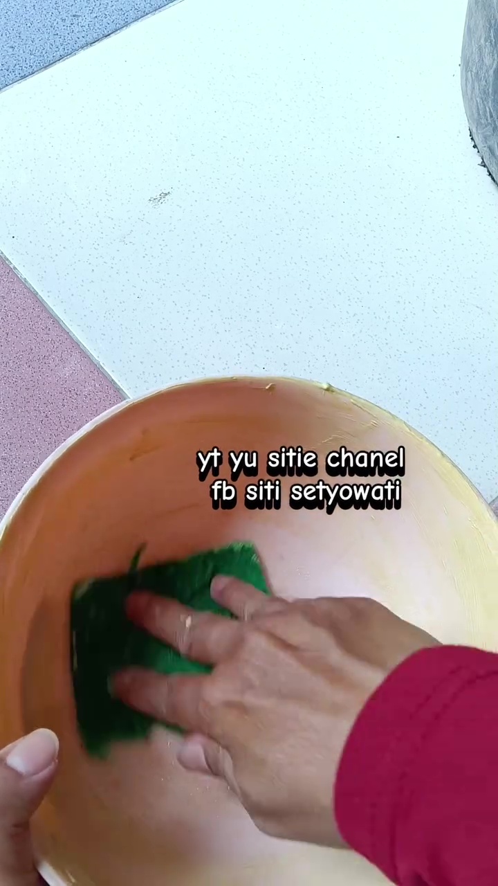 Jangan cuma pakai pasta gigi buat bersihkan noda kunyit di perabot plastik, tambah 1 bahan dapur ini