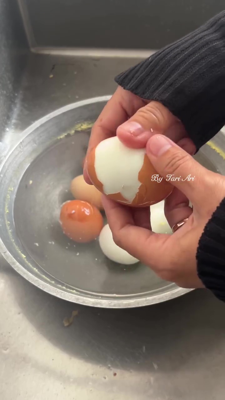 Tanpa diberi cuka atau direndam air es, ini trik rebus telur biar mulus dan gampang dikupas