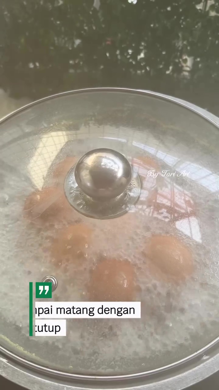 Tanpa diberi cuka atau direndam air es, ini trik rebus telur biar mulus dan gampang dikupas