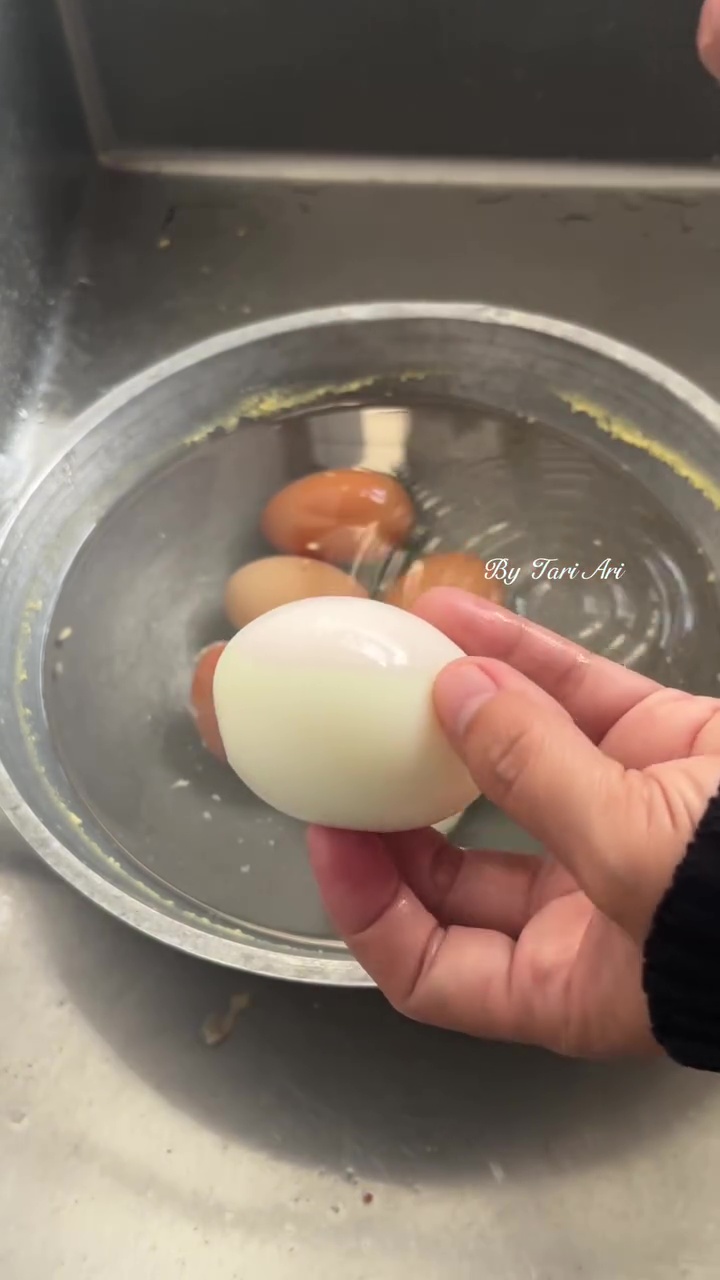 Tanpa diberi cuka atau direndam air es, ini trik rebus telur biar mulus dan gampang dikupas