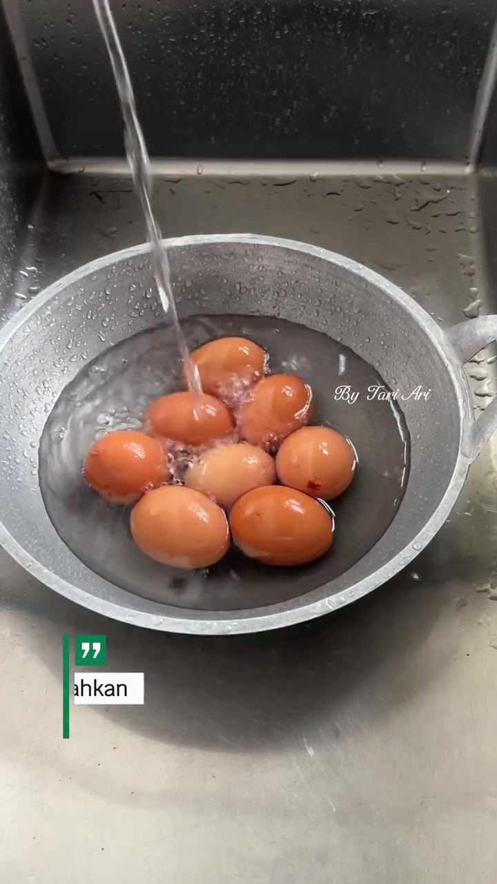 Tanpa diberi cuka atau direndam air es, ini trik rebus telur biar mulus dan gampang dikupas