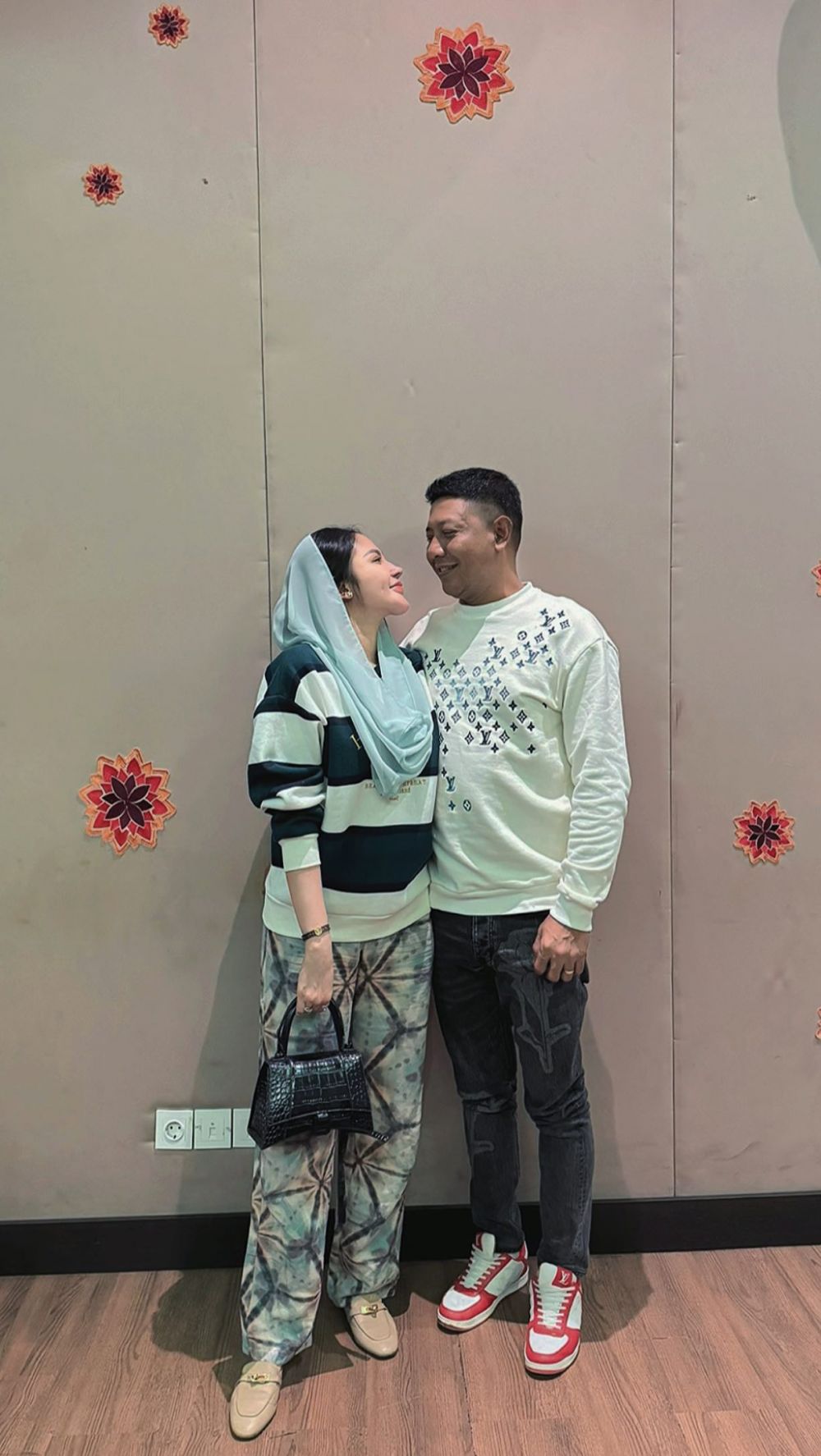 9 Potret Haji Najmuddin, crazy rich Makassar viral beri kado Lamborghini untuk anak ultah ke-9