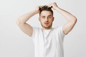 9 Tips merawat rambut kering untuk pria agar tetap lembap dan mudah diatur, rajin pakai kondisioner