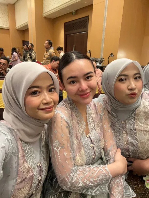 9 Potret Amanda Manopo jadi bridesmaid sahabatnya non seleb, penampilannya dengan makeup tipis dipuji