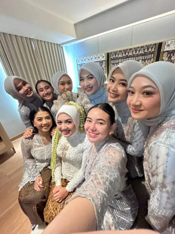 9 Potret Amanda Manopo jadi bridesmaid sahabatnya non seleb, penampilannya dengan makeup tipis dipuji