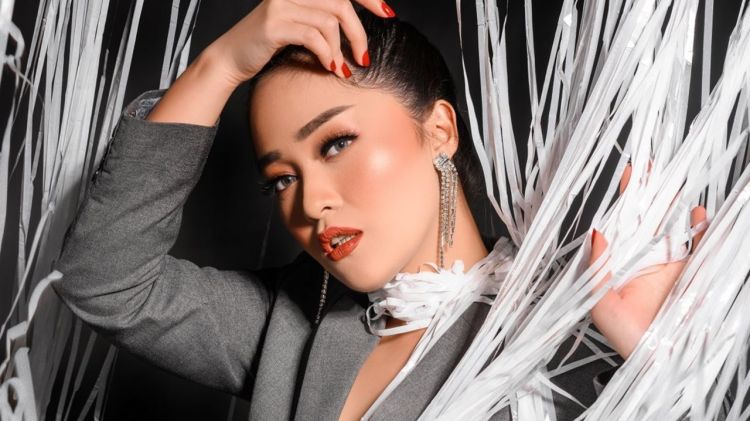 5 Potret Gracia Indri diduga hamil anak kedua, pamer baby bump saat liburan bareng keluarga di Bali