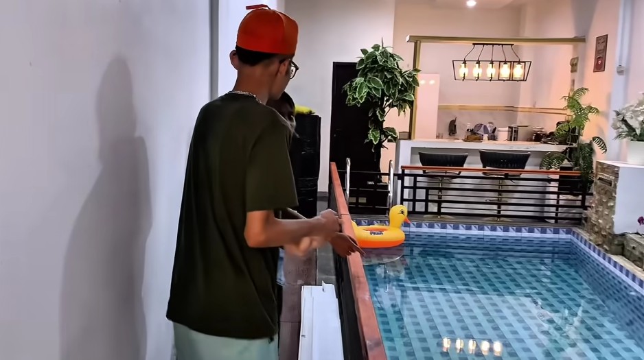 Sony Wakwaw bangun rumah tiga lantai, ini 9 potret dapurnya semi outdoor menghadap kolam renang