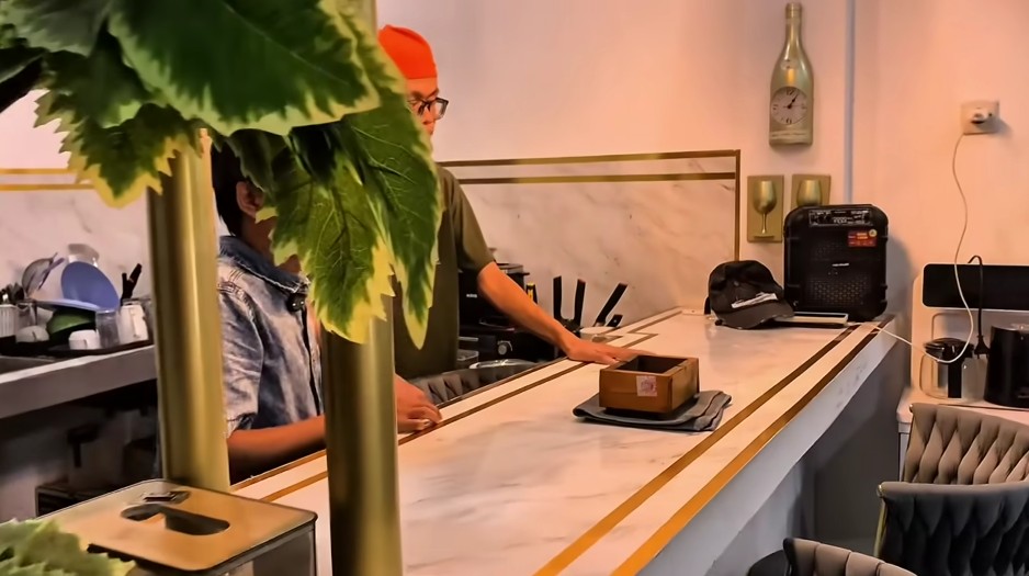 Sony Wakwaw bangun rumah tiga lantai, ini 9 potret dapurnya semi outdoor menghadap kolam renang