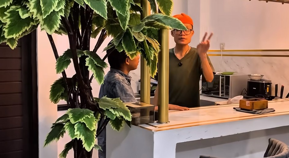 Sony Wakwaw bangun rumah tiga lantai, ini 9 potret dapurnya semi outdoor menghadap kolam renang