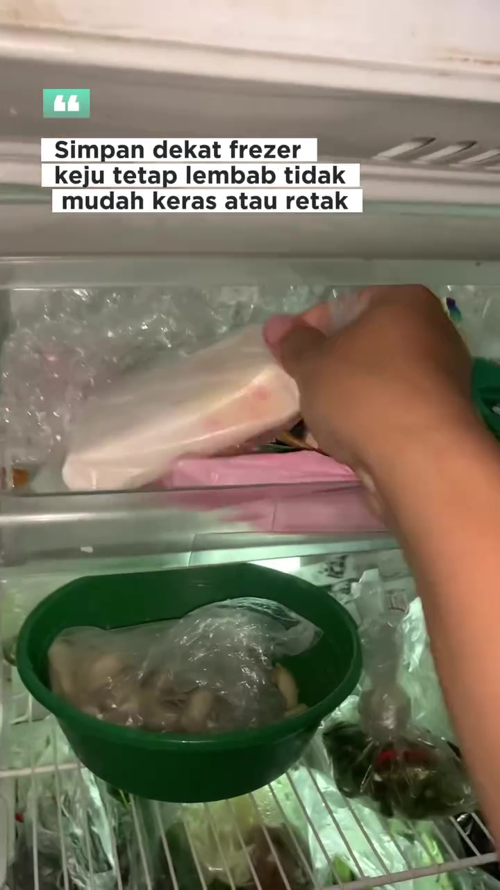 Keju mudah retak dan kering saat disimpan di kulkas? Coba pakai cara ini biar tetap lembut
