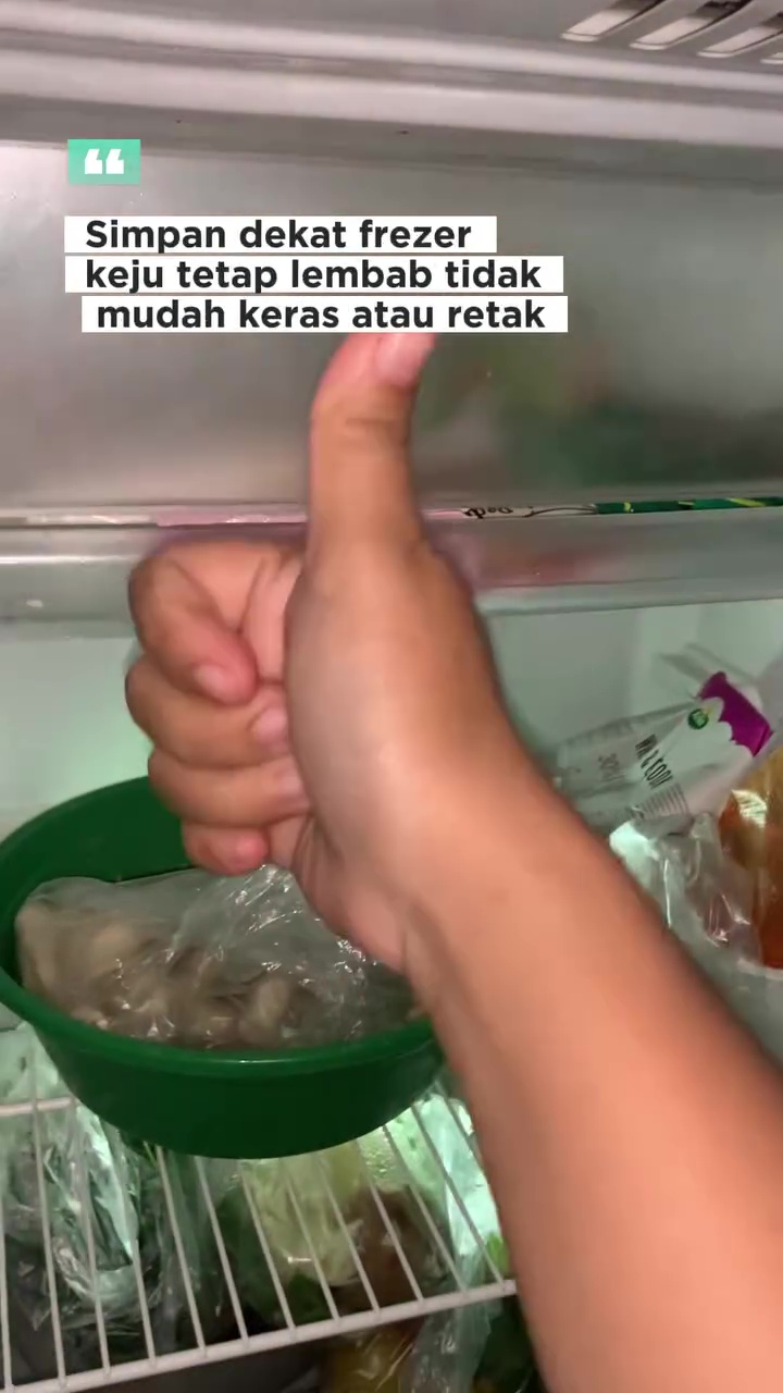 Keju mudah retak dan kering saat disimpan di kulkas? Coba pakai cara ini biar tetap lembut