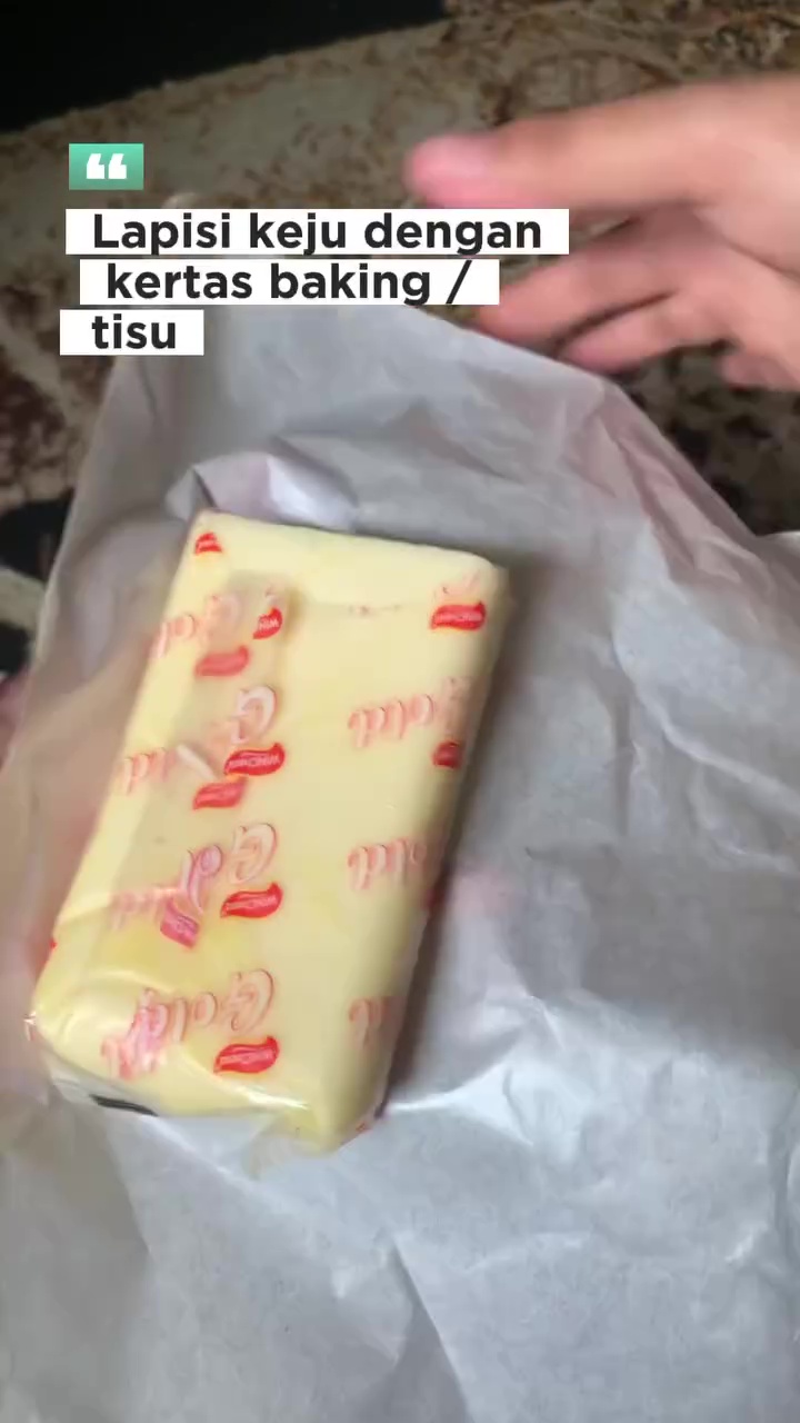 Keju mudah retak dan kering saat disimpan di kulkas? Coba pakai cara ini biar tetap lembut