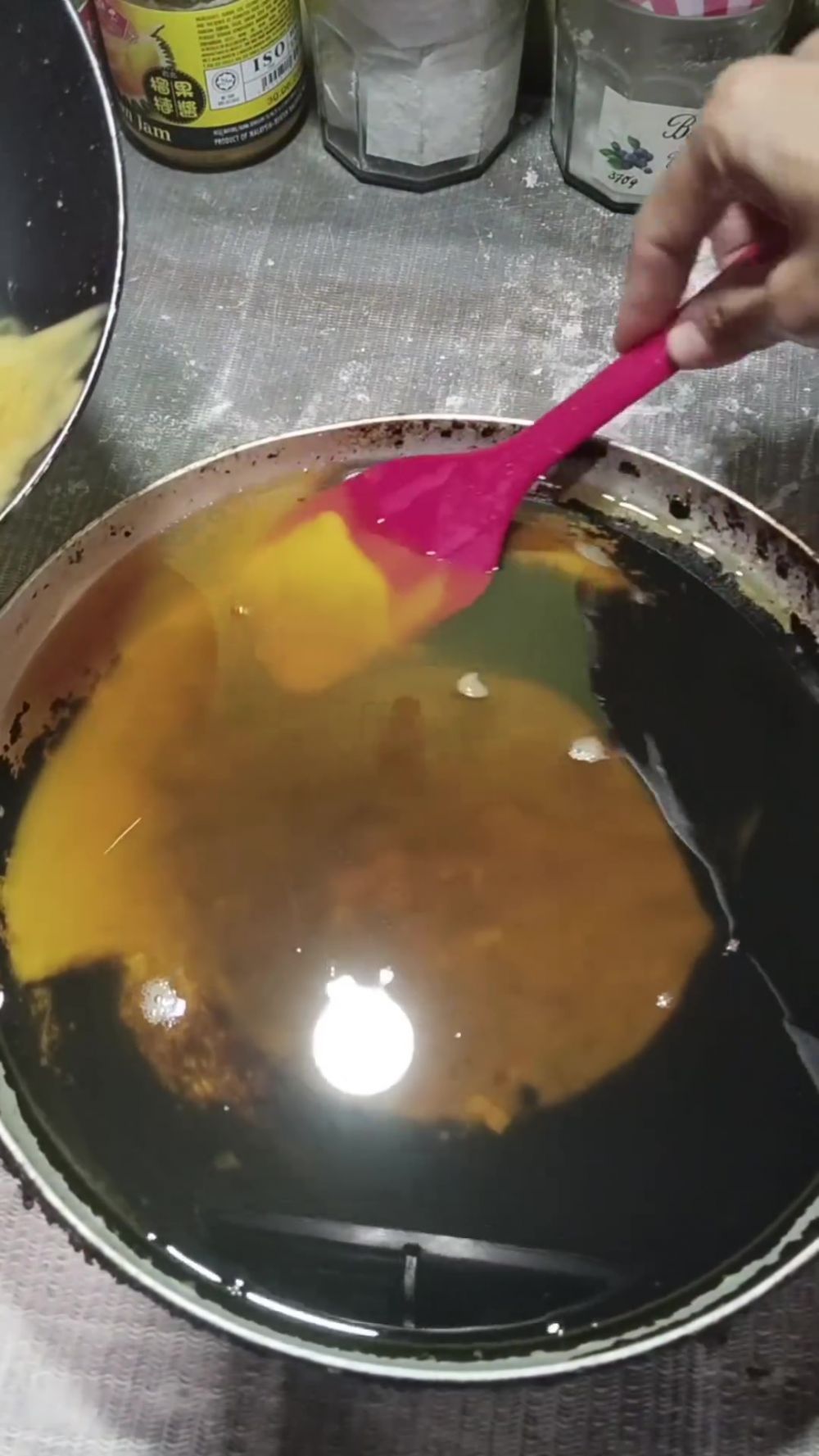 Ilmu mahal! Wanita ini bagikan cara buang endapan tepung di minyak bekas tanpa disaring atau dituang