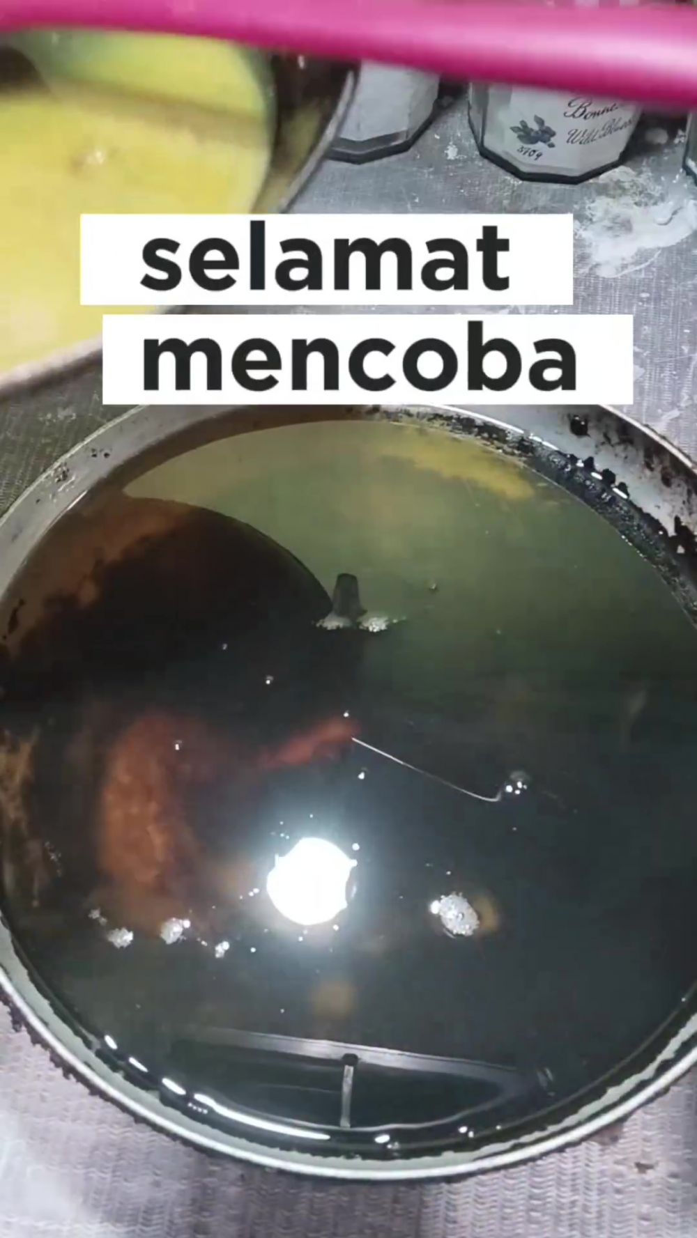 Ilmu mahal! Wanita ini bagikan cara buang endapan tepung di minyak bekas tanpa disaring atau dituang