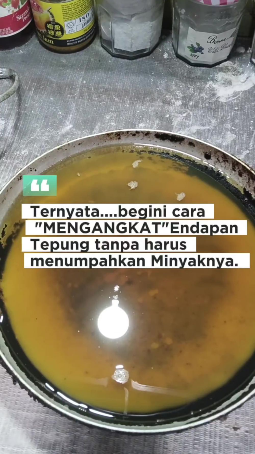 Ilmu mahal! Wanita ini bagikan cara buang endapan tepung di minyak bekas tanpa disaring atau dituang