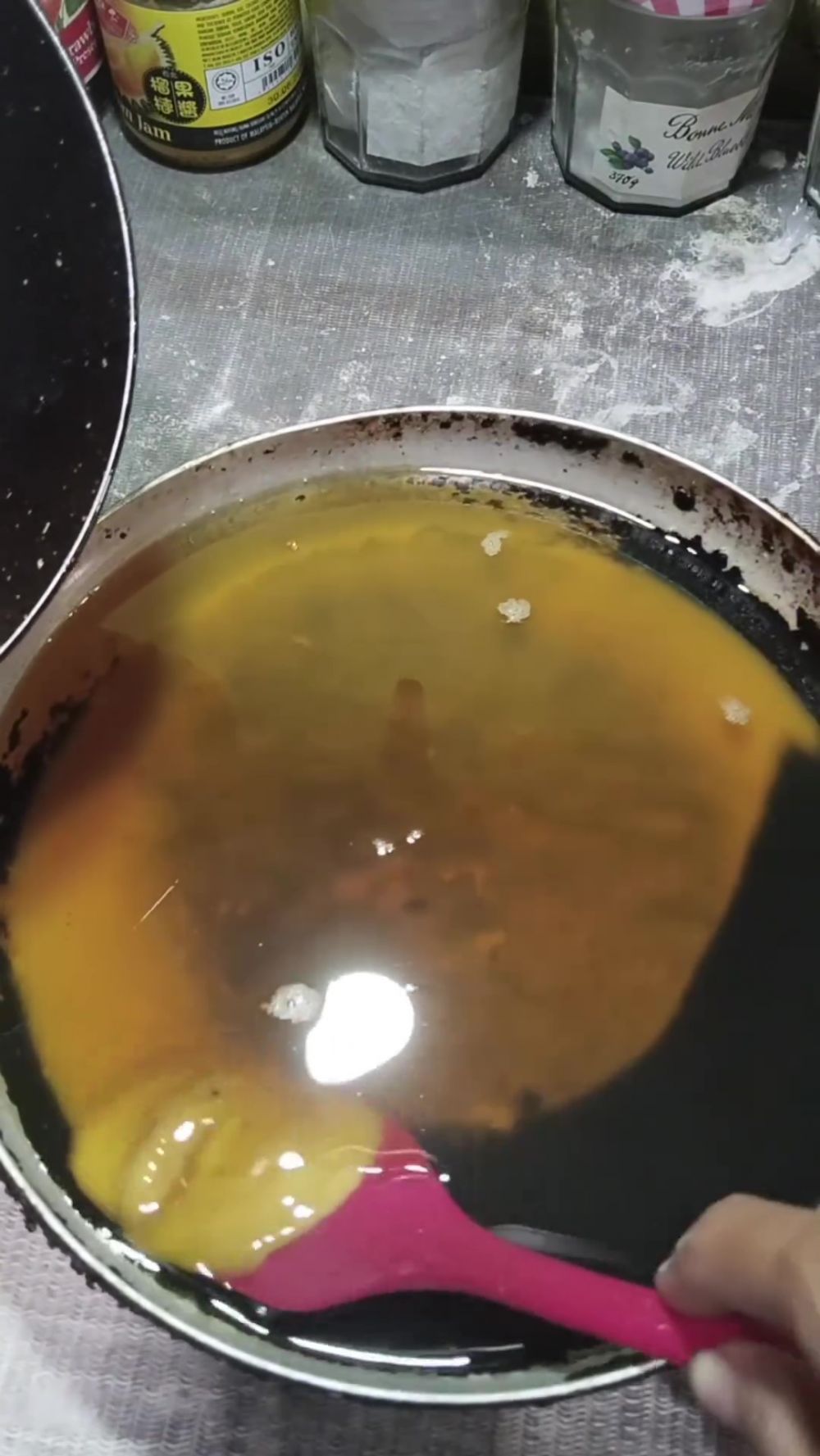 Ilmu mahal! Wanita ini bagikan cara buang endapan tepung di minyak bekas tanpa disaring atau dituang