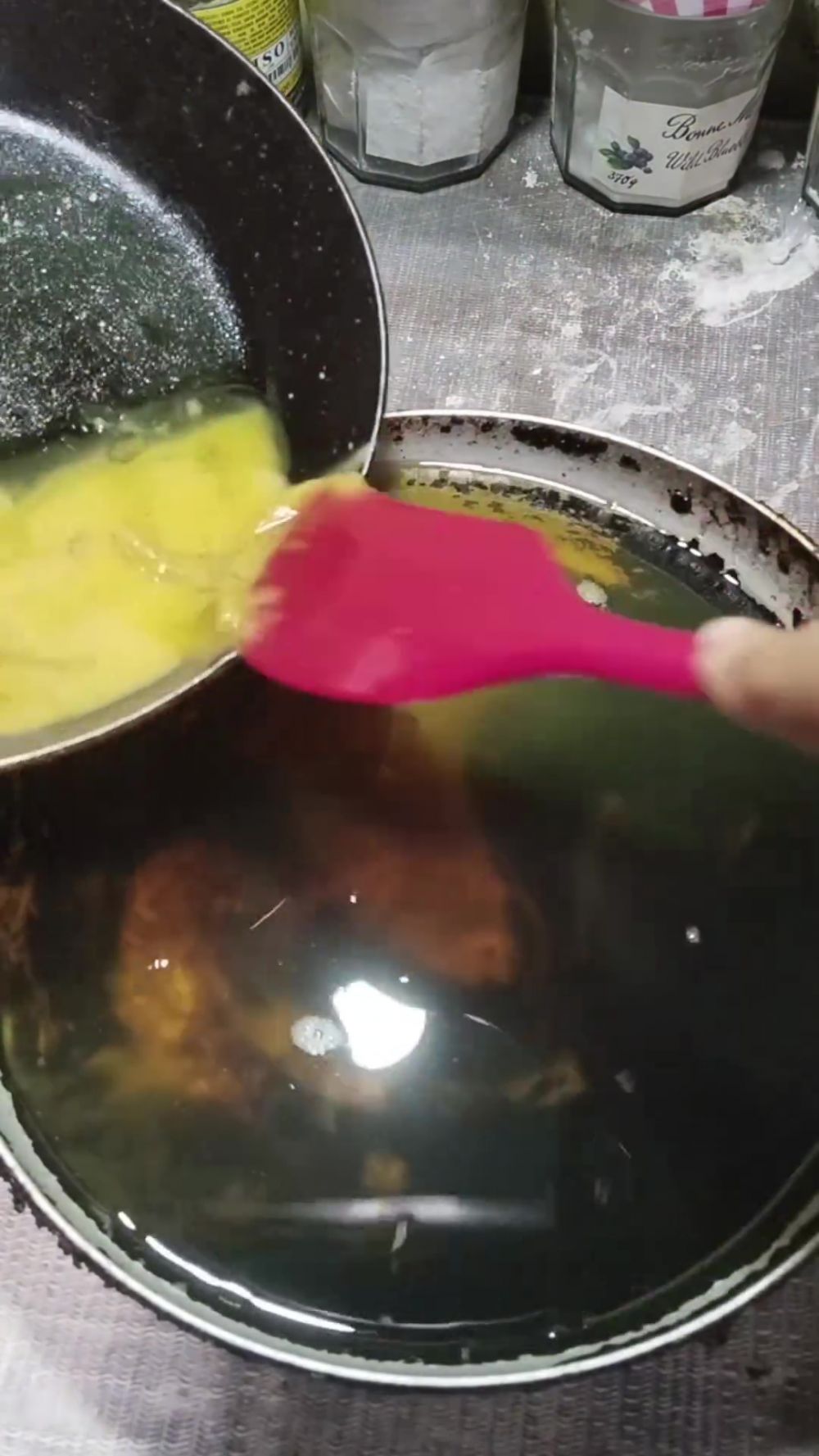 Ilmu mahal! Wanita ini bagikan cara buang endapan tepung di minyak bekas tanpa disaring atau dituang