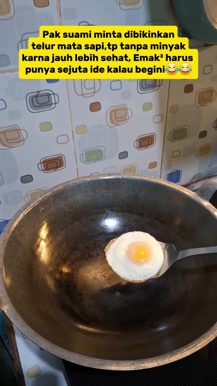 Tanpa minyak atau teflon, wanita ini punya trik goreng telur biar tak lengket meski pakai wajan jadul