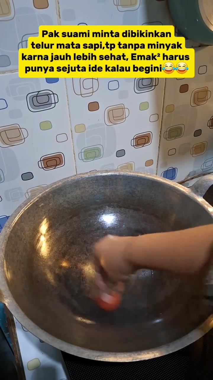 Tanpa minyak atau teflon, wanita ini punya trik goreng telur biar tak lengket meski pakai wajan jadul