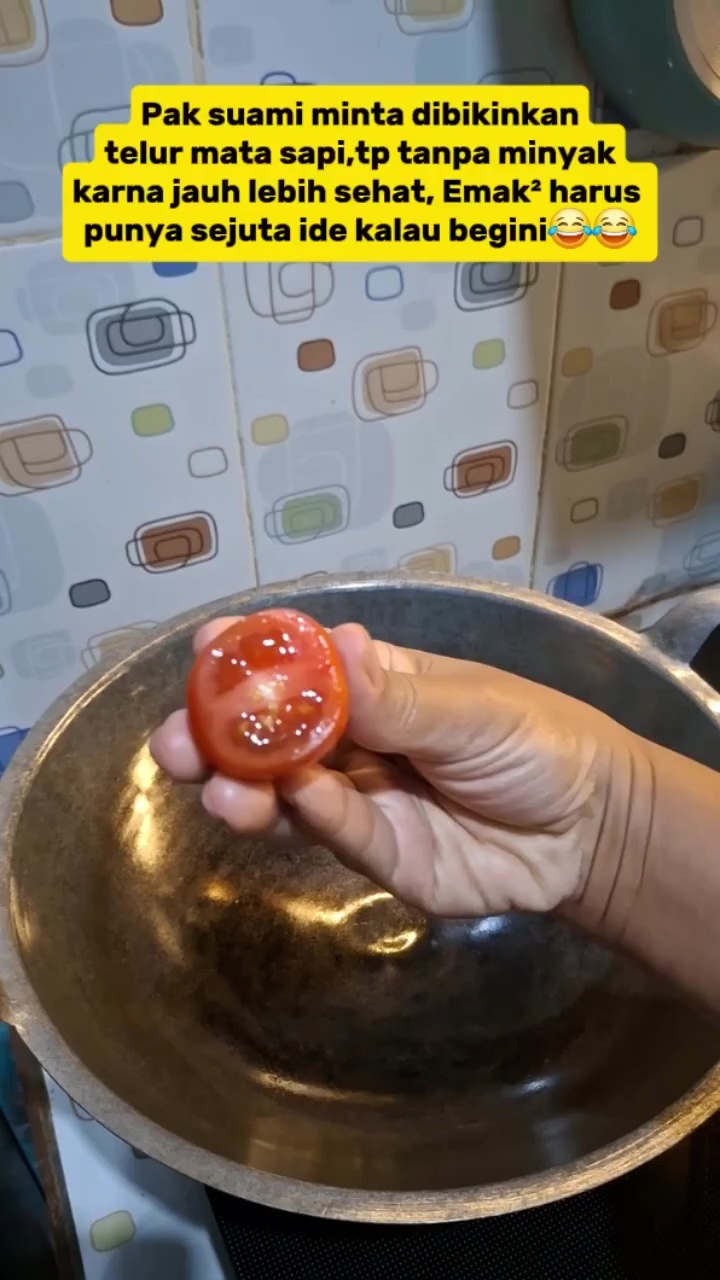 Tanpa minyak atau teflon, wanita ini punya trik goreng telur biar tak lengket meski pakai wajan jadul