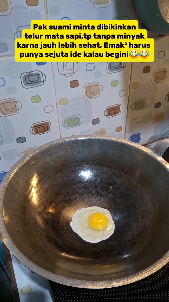 Tanpa minyak atau teflon, wanita ini punya trik goreng telur biar tak lengket meski pakai wajan jadul